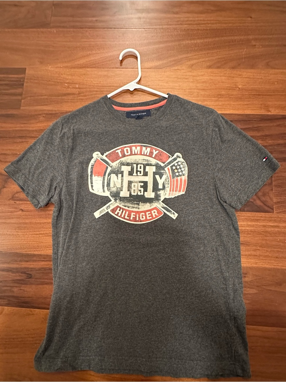 Tommy Hilfiger Gray Graphic Short Sleeve Crewneck Tee with Red & Cream Accents